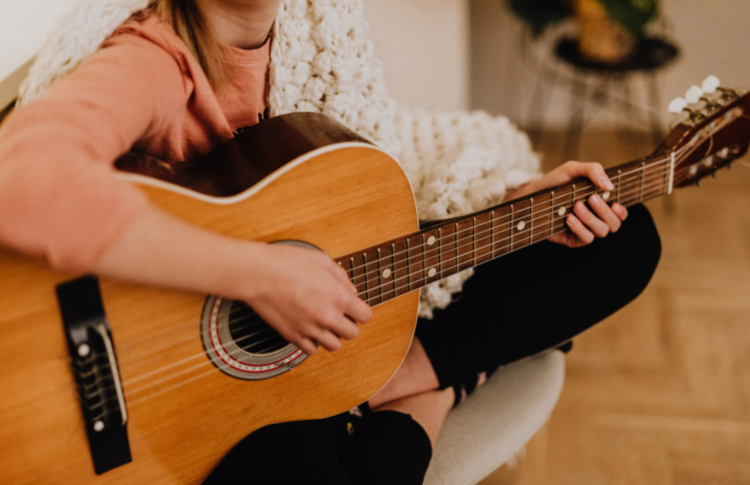ギター初心者でも安心！最初に弾くべき定番曲まとめ