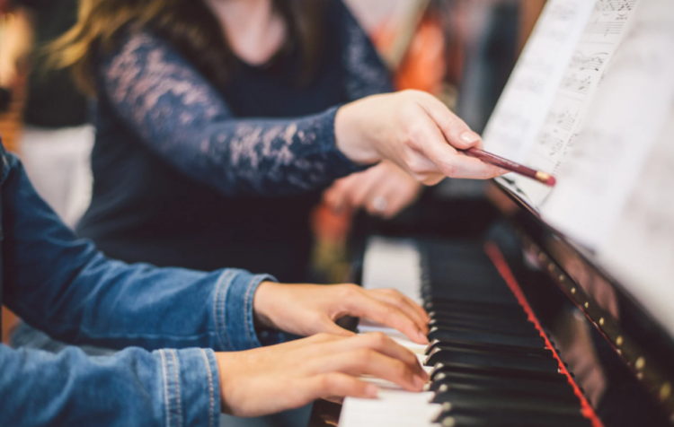 音楽教室は東京の駅チカで選ぶ！初心者におすすめの教室を厳選。手ぶら通学・マンツーマン・夜間営業など忙しい大人に最適な環境を紹介