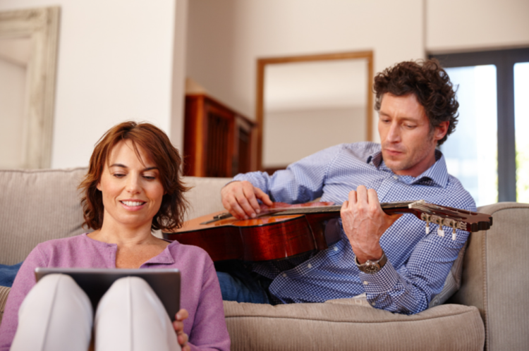 夫婦で楽しむ音楽趣味の始め方！絆を深める効果やおすすめの楽器、ライブ観戦から継続のコツまで徹底解説